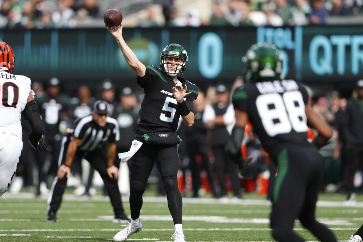 New York Jets quarterback Mike White throws against the Cincinnati Bengals on Sunday.