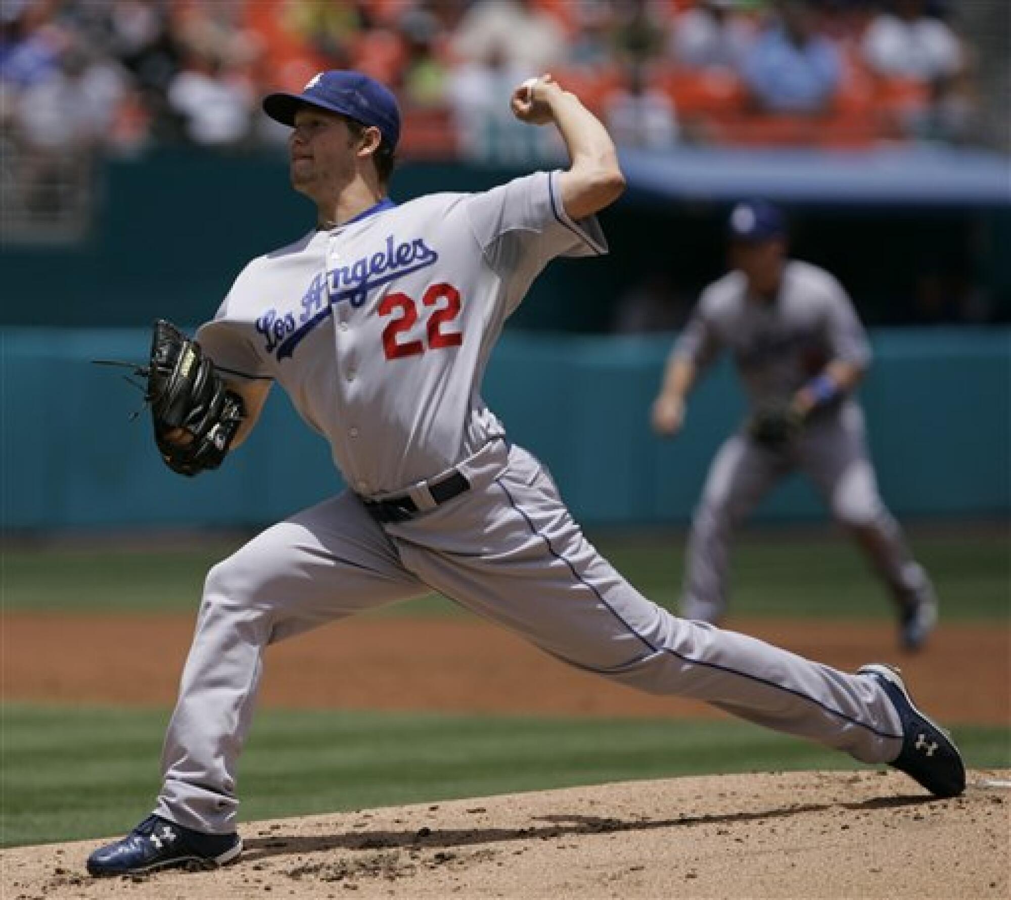 Clayon Korhaw, de Los Angeles Dodgers, para entregar um arremesso na primeira vez na bola de beisebol do beisebol do beisebol do time de beisebol.