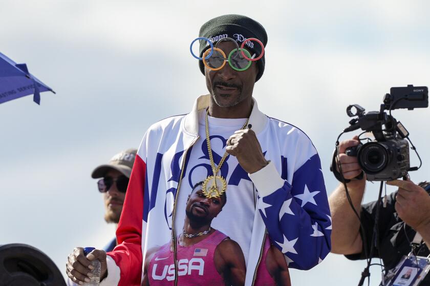 ARCHIVO - El artista estadounidense Snoop Dogg hace gestos durante las finales de skate parque masculino en los Juegos Olímpicos de Verano de 2024, el 7 de agosto de 2024, en París, Francia. (Foto AP/Frank Franklin II, archivo)