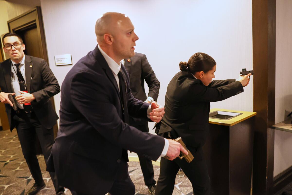 Le tireur du gala de DC a écrit un « manifeste » et a voyagé depuis la Californie avant l’attaque, selon des responsables Le tireur du gala de DC a écrit un « manifeste » et a voyagé depuis la Californie avant l’attaque, selon des responsables