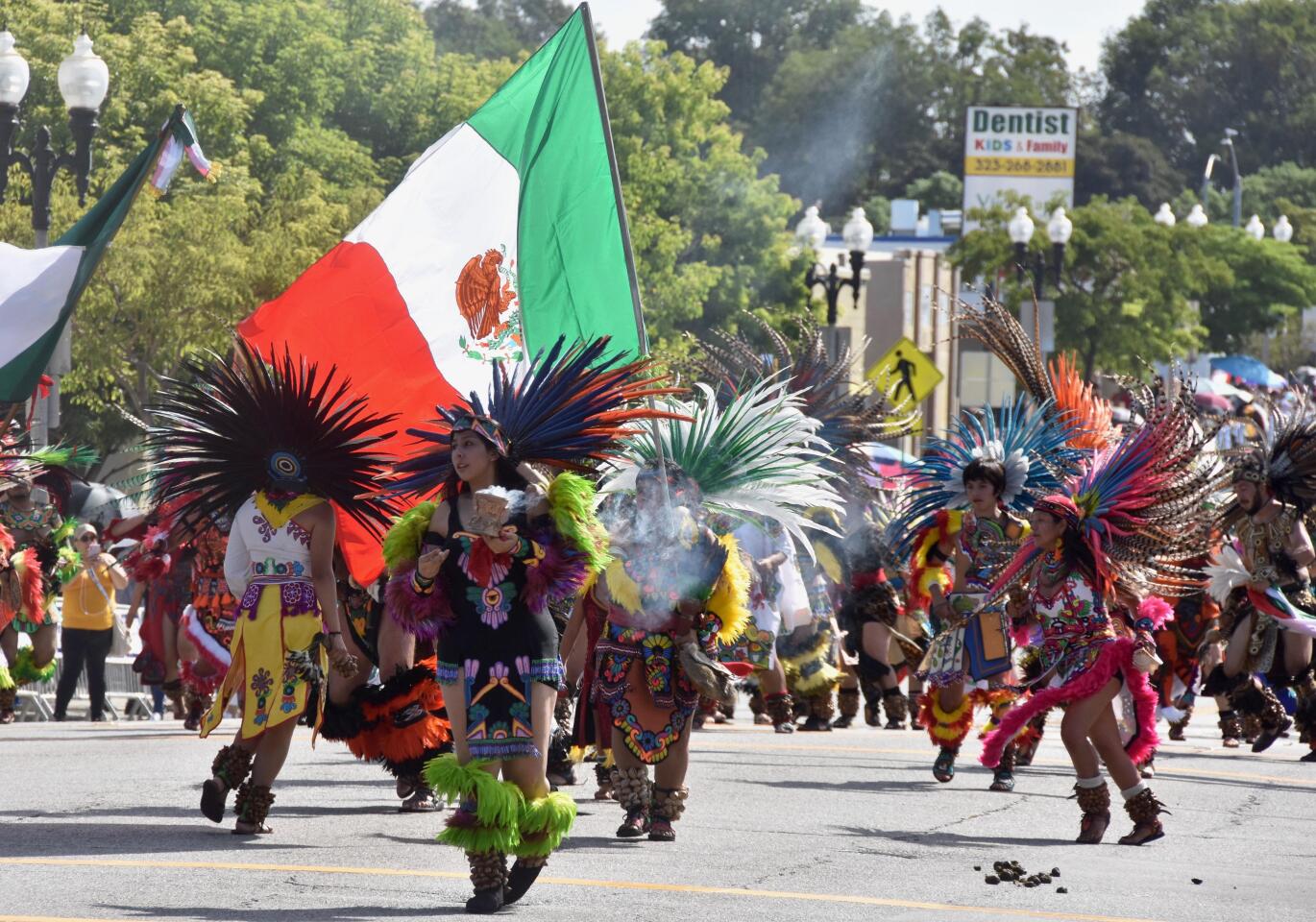 Bailarines aztecas danzan este domingo durante un desfile en Los Ángeles, California. Mexicanos de la ciudad estadounidense dicen que a pesar de que "la conquista" de América Latina por españoles fue ruda, ellos prefieren resaltar "lo positivo" de la unión "de dos mundos" en la edición 73 del desfile de Independencia de México.