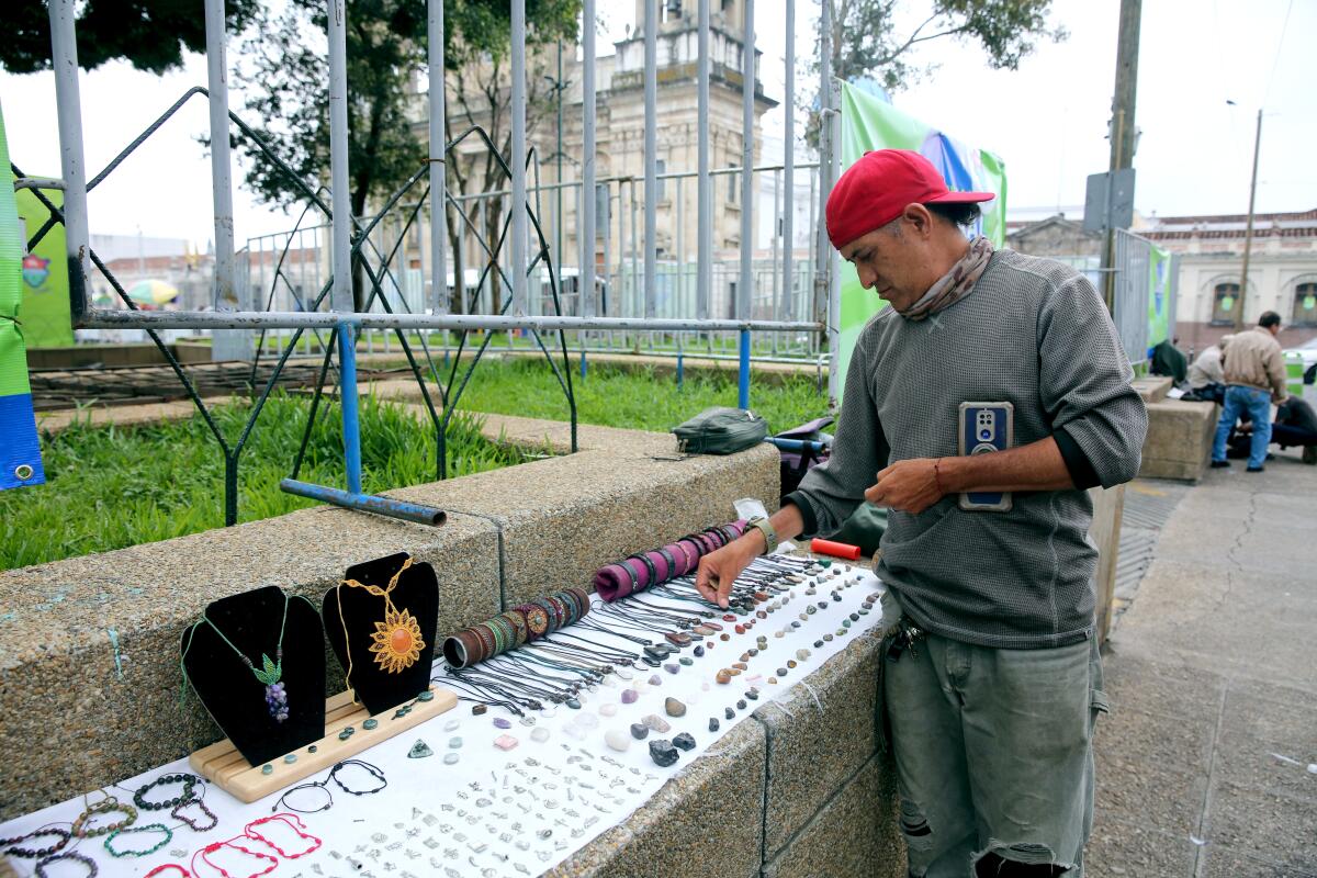 Vendedor allejero de Guatemala muestra sus collares caseros en la Plaza de la Constitución 