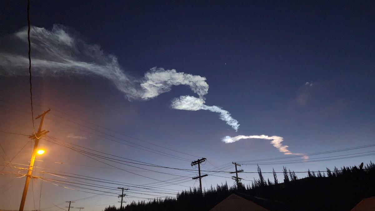 La traînée de fusée serpente dans le ciel au-dessus de Highland Park. 