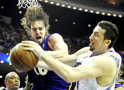 Hedo Turkoglu, Pau Gasol rebound