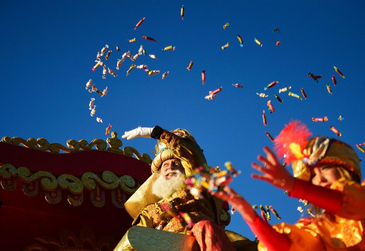 El rey Gaspar, uno de los tres Reyes Magos, y uno de sus pajes, lanza caramelos a los asistentes a la Gabalgata de Reyes que tuvo lugar en Sevilla, España, el pasado jueves 5 de diciembre.
