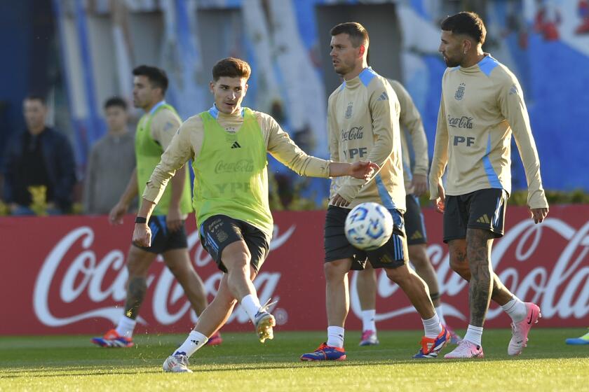 El delantero de Argentina Julián ?lvarez patea la pelota durante un entrenamiento previo al partido contra Chile por las eliminatorias para el Mundial 2026, en Buenos Aires, Argentina, martes 3 de septiembre de 2024. (AP Foto/Gustavo Garello)