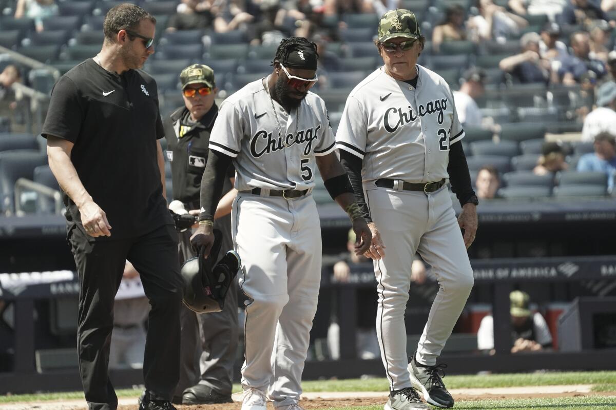 El manager Tony La Russa, de los Medias Blancas de Chicago, camina con el intermedista Josh Harrison, 