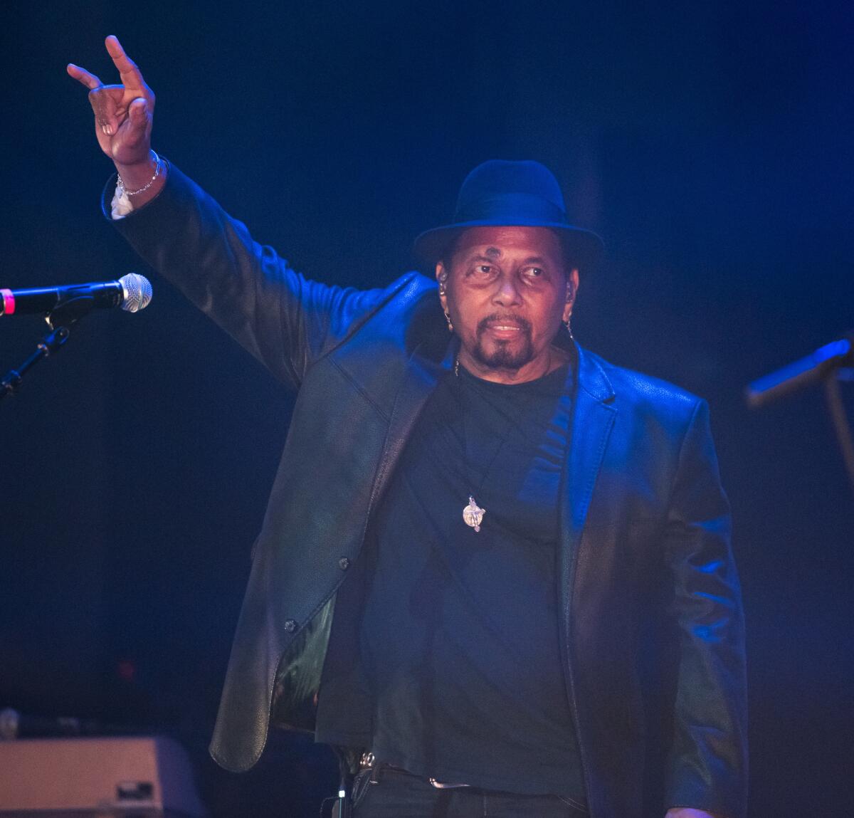 Singer Aaron Neville cited his musical kinship with Linda Ronstadt during a tribute to her Sunday.