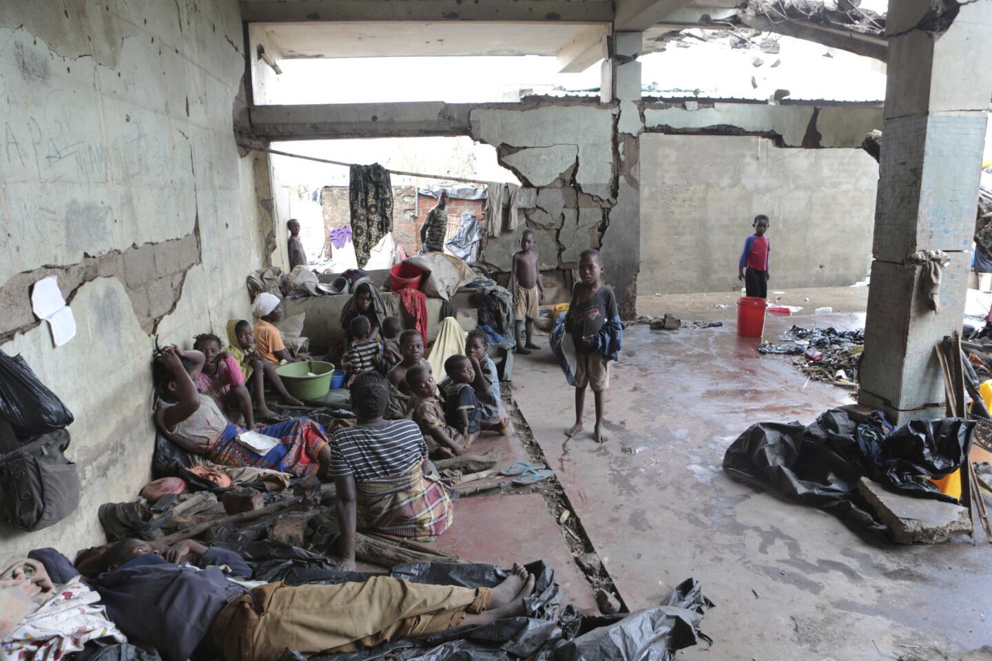 Sobrevivientes del ciclón Idai se refugian en un edificio abandonado cerca de Nhamatanda, a unos 50 kilómetros de Beira, Mozambique, el viernes 22 de marzo de 2019. (AP Foto/Tsvangirayi Mukwazhi)