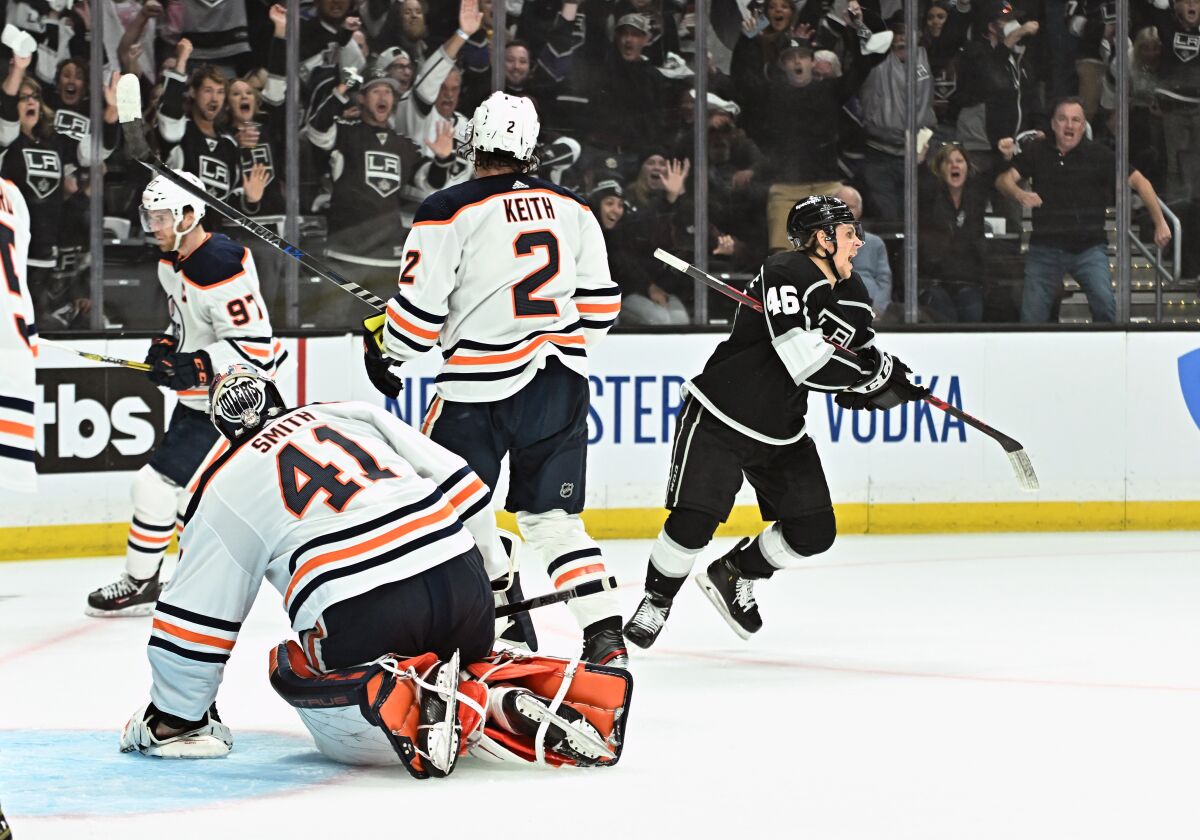 Kings forveti Blake Lizotte, sağda, Troy Stecher'ın Oilers kalecisi Mike Smith'e attığı golün ardından kutlama yapıyor.