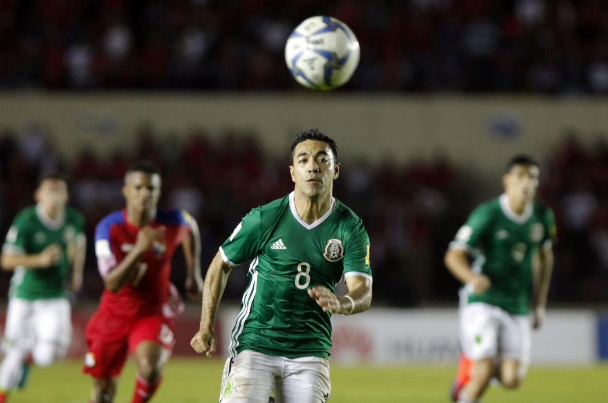 Marco Fabián (c) de México en acción ante Panamá, en el partido por la clasificación al mundial Rusia 2018, que se disputó en Ciudad de Panamá.