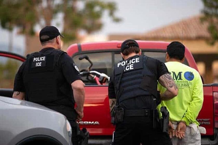 Agentes de la policía del servicio de inmigración (ICE) detienen a un individuo en Escondido, California.
