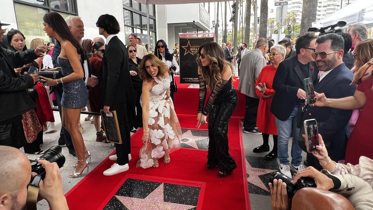 Lili Estefan y Thalía se divirtieron como niñas en la develación de la estrella de 'La Flaca'.