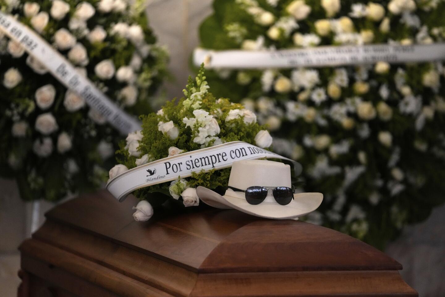 Con música y llanto le dan el último adiós a Rubby Pérez - Los Angeles Times
