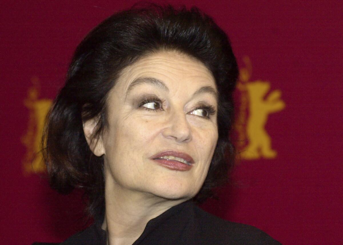 ARCHIVO - La actriz francesa Anouk Aimée antes de una conferencia de prensa en el 53º Festival de Cine de 