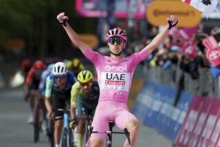 El esloveno Pogacar Tadej celebra tras ganar la octava etapa del Giro de Italia entre Spoleto y Prati de Tivo el sábado 11 de mayo del 2024. (Gian Mattia D'Alberto/LaPresse via AP)