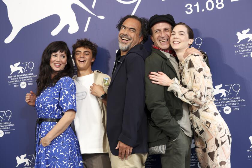 Alejandro G. Iñárritu posa en Venecia junto al elenco de "Bardo".