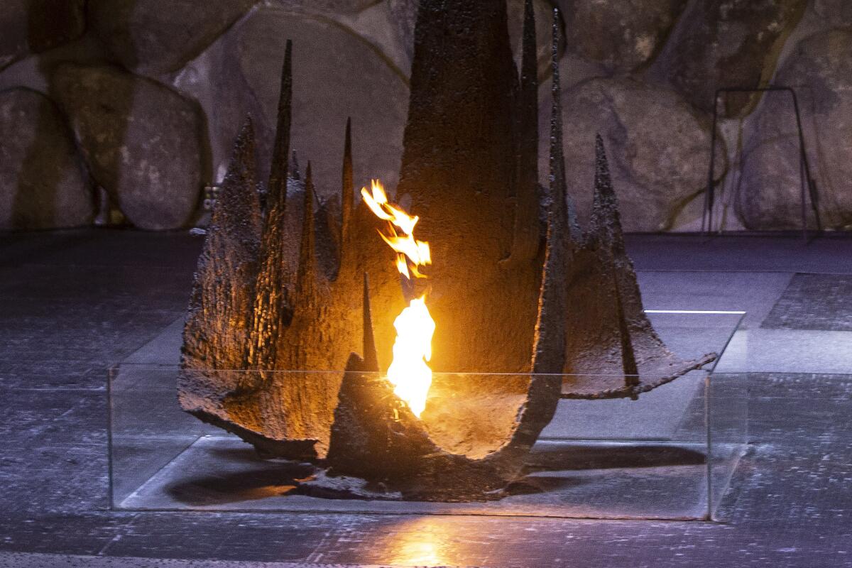 ARCHIVO - La Llama Eterna arde en el Salon del Recuerdo en el Memorial Yad Vashem del Holocausto