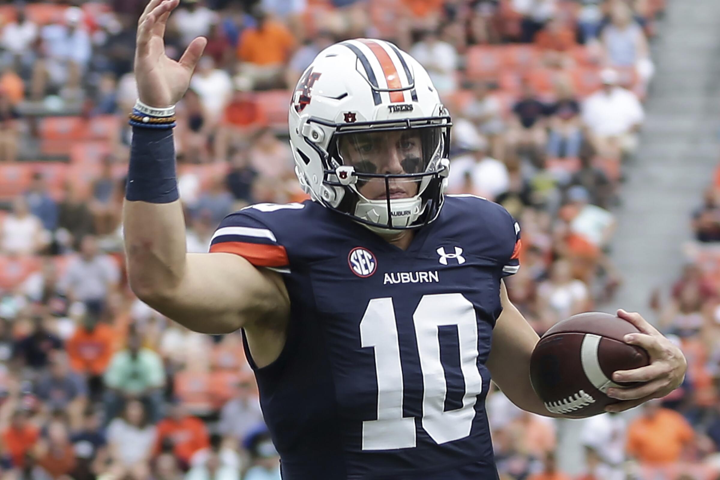 Auburn quarterback Bo Nix carries the ball.