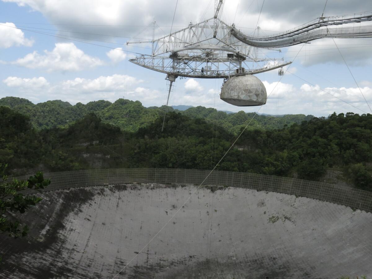 Esta imagen, tomada el 13 de julio de 2016, muestra el mayor radiotelescopio del mundo en el observatorio Arecibo en Arecibo, Puerto Rico. La retirada de fondos del gobierno de Estados Unidos y la construcción de otros telescopios más grandes y potentes en lugares como China o Chile amenazan la existencia de este. (AP Foto/Danica Coto)
