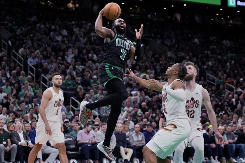 El armador de los Celtics de Boston Jaylen Brown (7) se dirige hacia el aro ante los Cavaliers de Cleveland durante la segunda mitad del Juego 5 de la serie de segunda ronda en la postemporada de la NBA, el miércoles 15 de mayo de 2024, en Boston. (AP Foto/Charles Krupa)