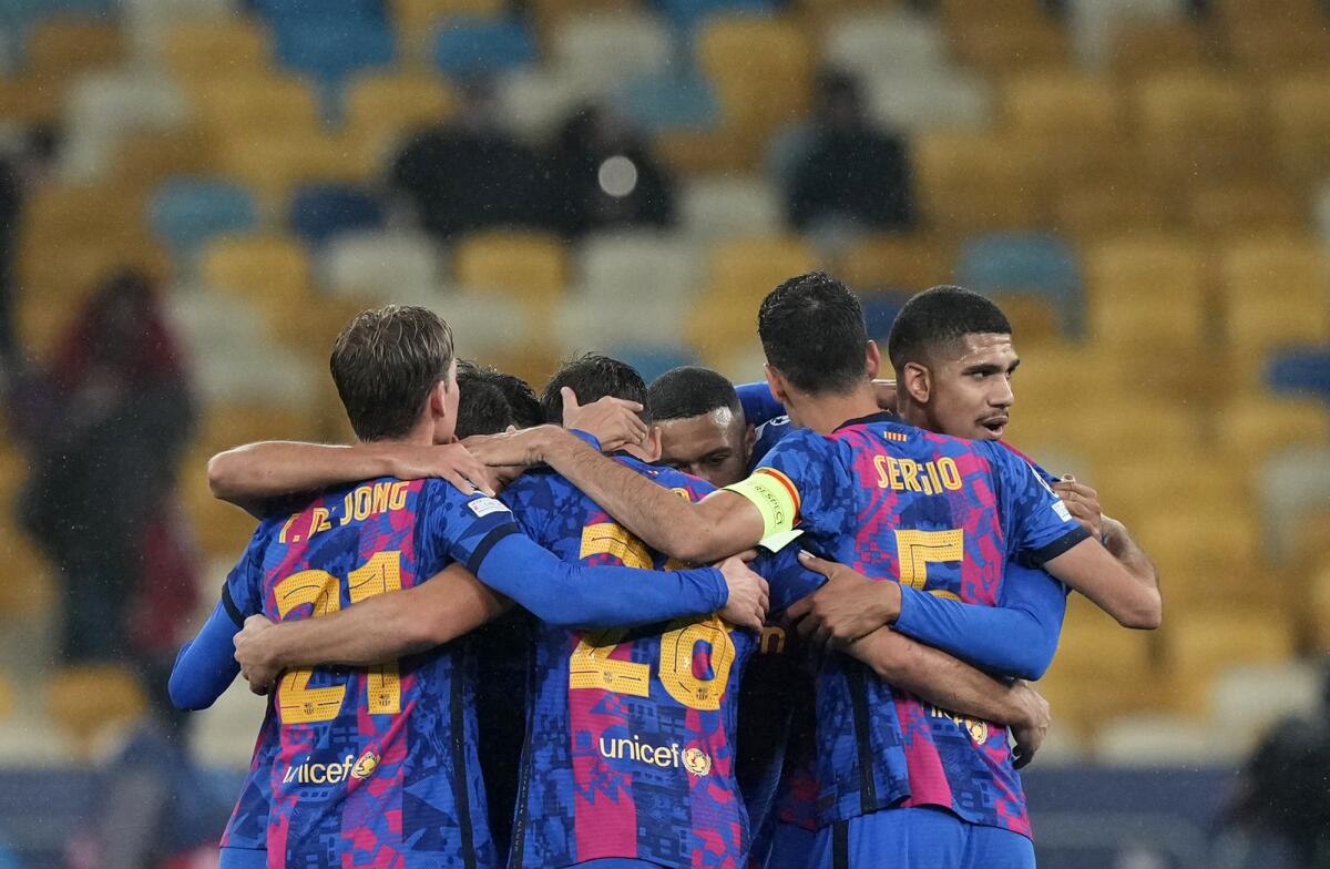 Los jugadores del Barcelona celebran tras la victoria 1-0 ante el Dínamo de Kiev por la Liga de Cmpeones, 