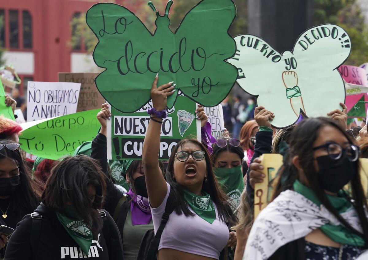 ARCHIVO - Una mujer sostiene un cartel en defensa del aborto mientras participa en una marcha 