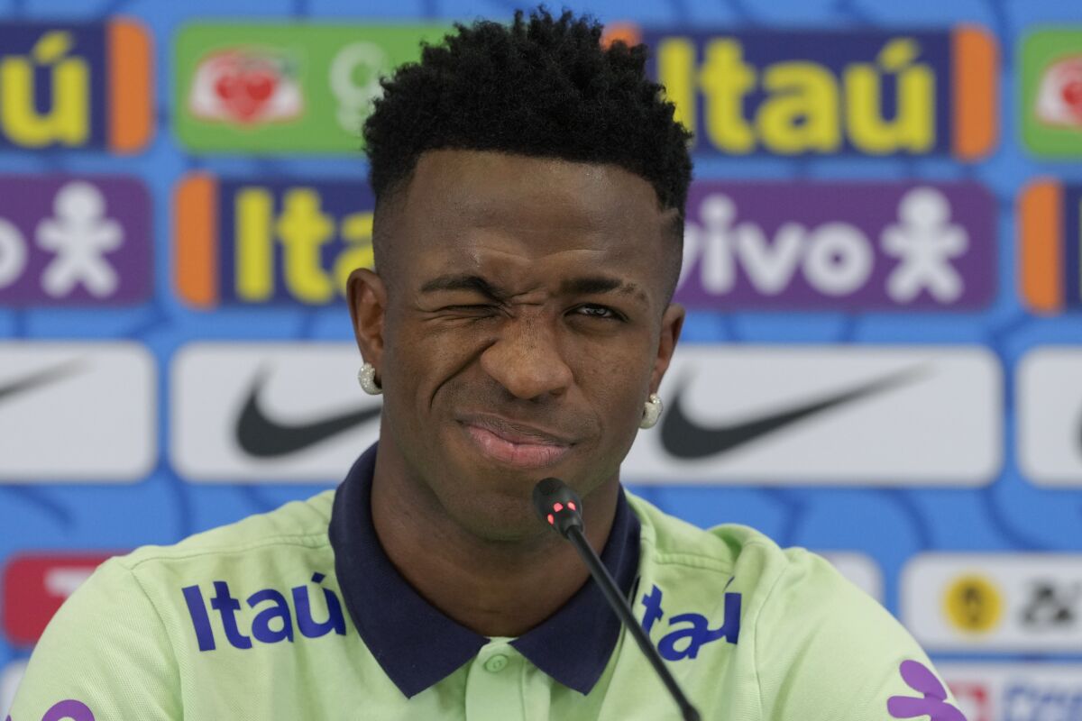 Vinícius Júnior, de la selección brasileña, guiña un ojo durante una conferencia de prensa,