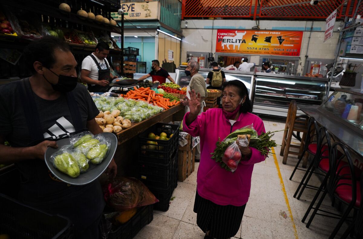 Una mujer compra vegetales en un mercado en la Ciudad de México, el martes 9 de agosto de 2022.