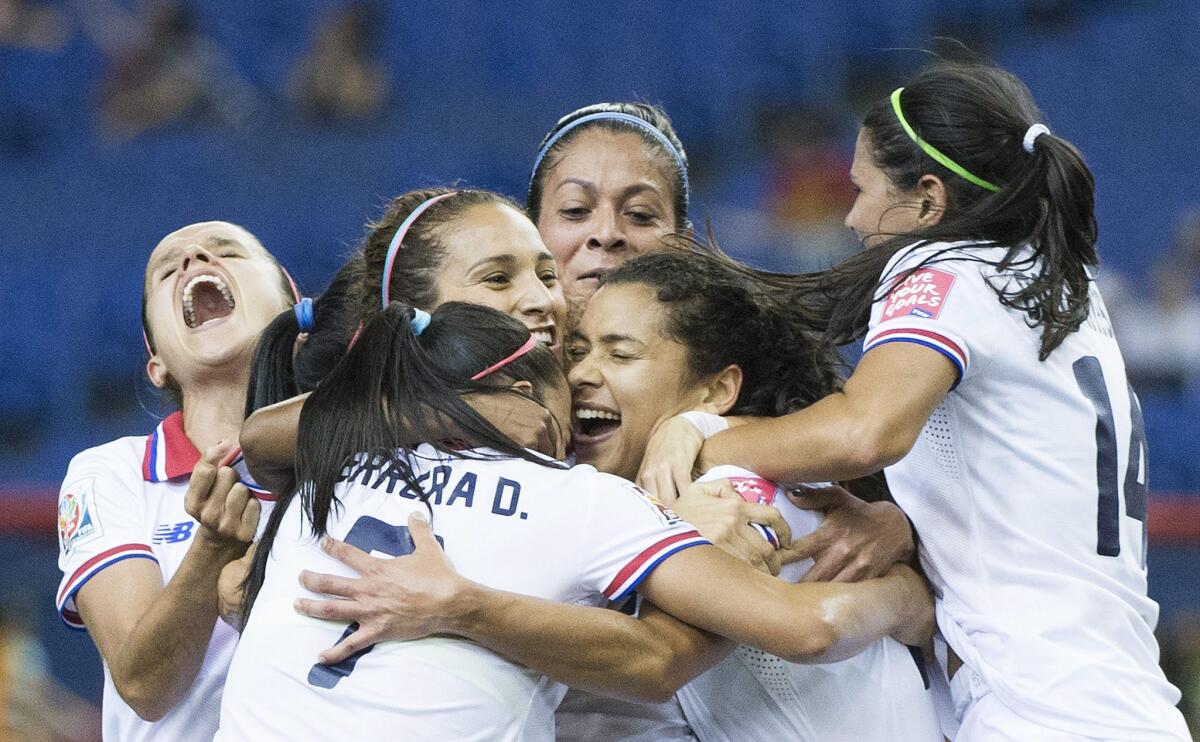 Raquel Rodríguez Cedeño (2da de derecha a izquierda) festeja con sus compañeras de la selección de Costa Rica luego de anotar un gol ante España en la Copa del Mundo para mujeres. El partido se realizó el martes 9 de junio de 2015, en Montreal.