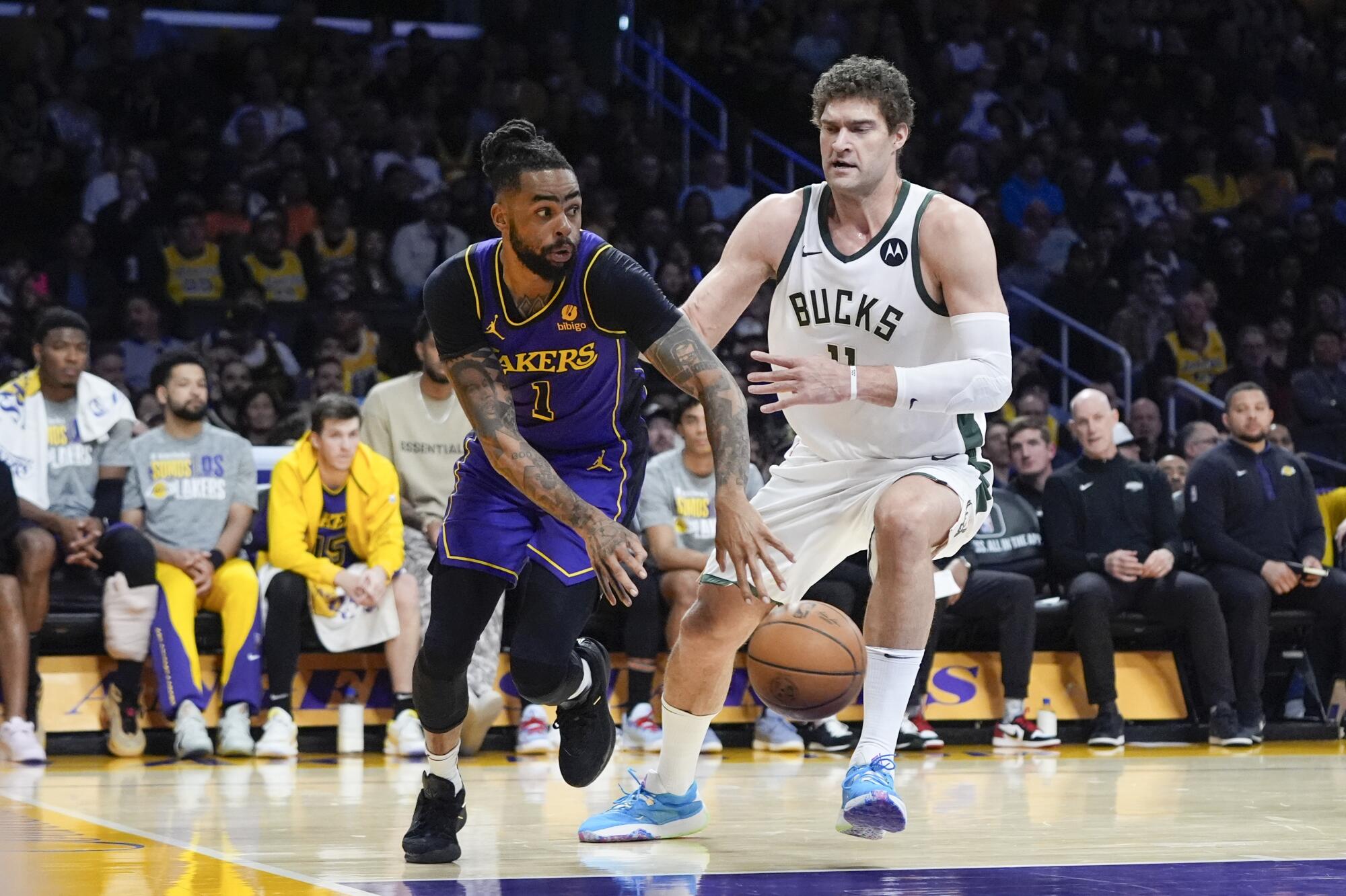 D'Angelo Russell scores 44 as Lakers edge Bucks