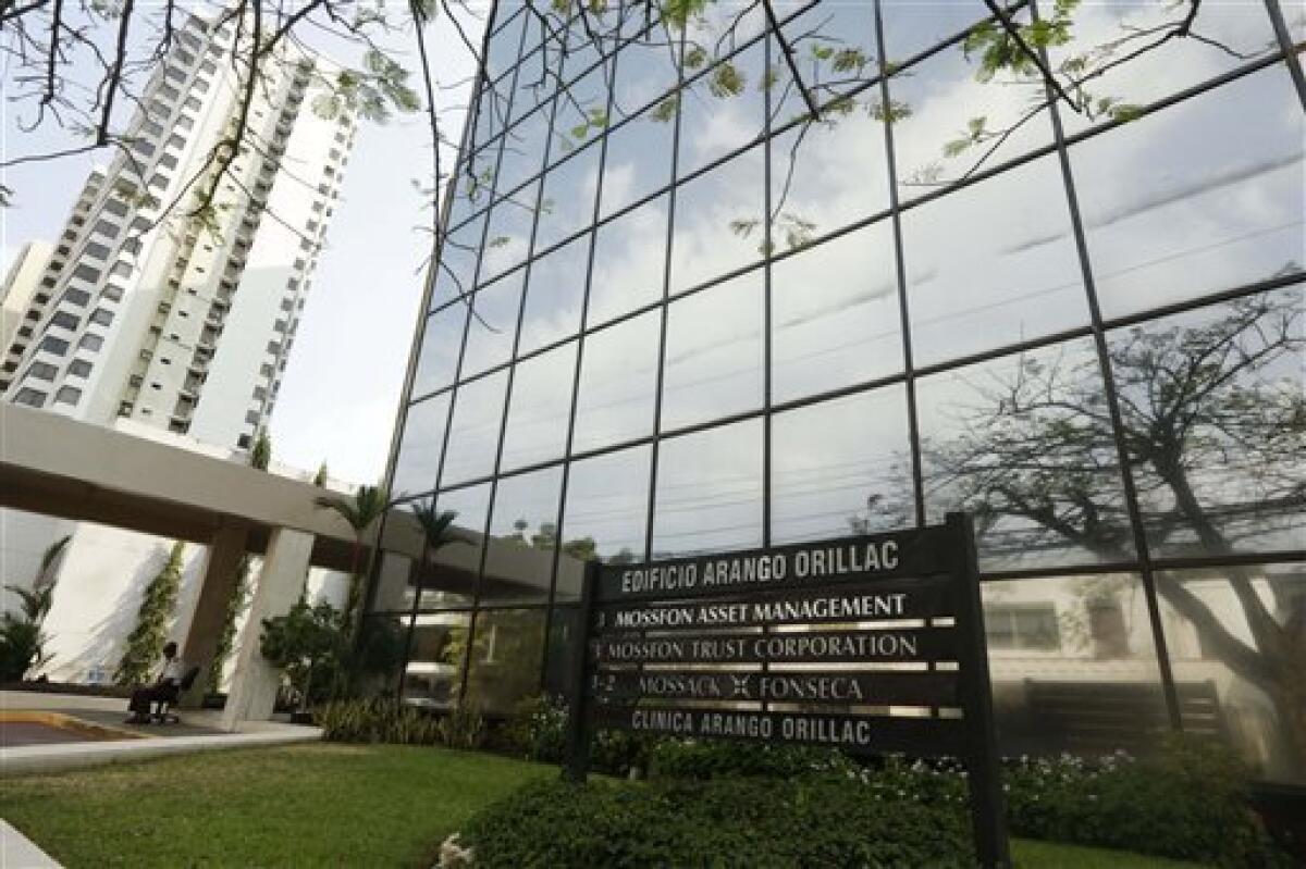 Un cartel en el edificio Arango Orillac incluye al bufete de abogados Mossack Fonseca en Ciudad de Panamá, el domingo 3 de abril de 2016. (AP Foto/Arnulfo Franco)