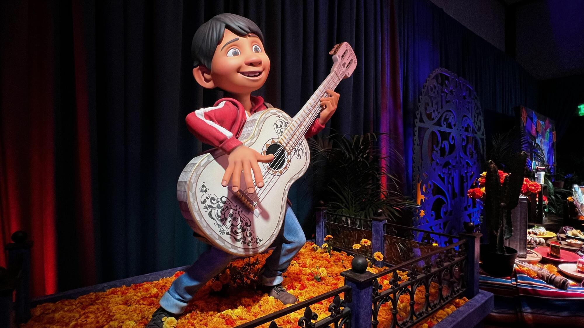 Miguel, el simpático personaje de la película de Disney-Pixar "Coco" también podrá ser visto durante las celebraciones.