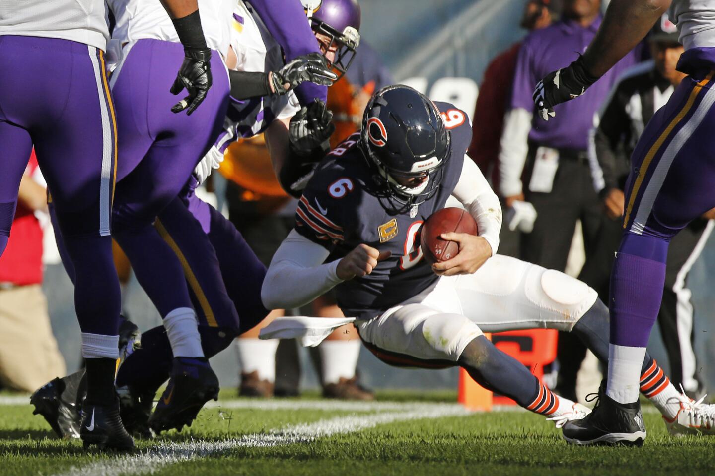 Jay Cutler runs for a touchdown in the fourth quarter against the Vikings.