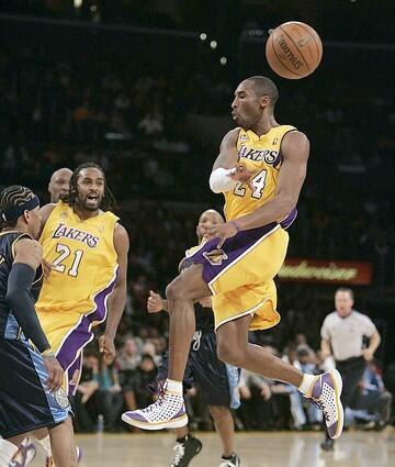 Kobe Bryant dishing
