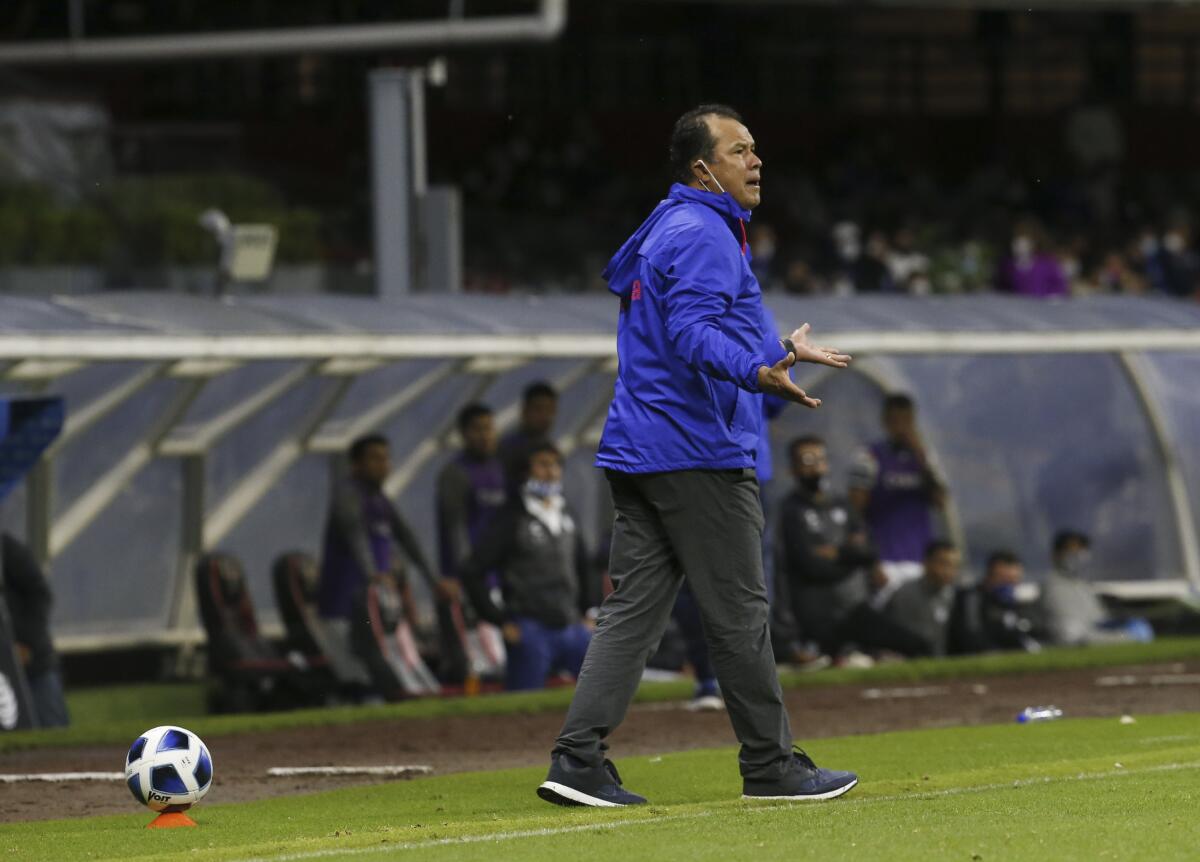 Cruz Azul's coach Juan Reynoso gives