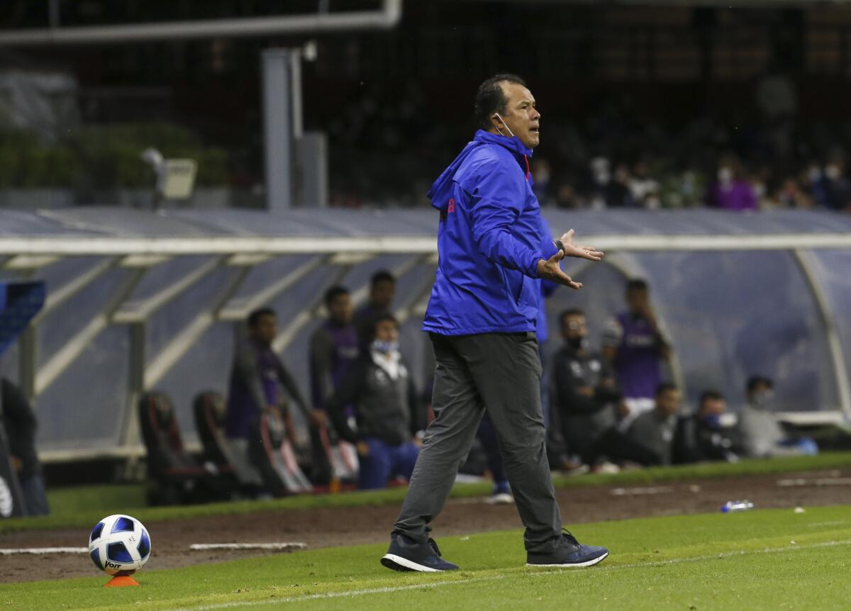 Cruz Azul's coach Juan Reynoso gives  