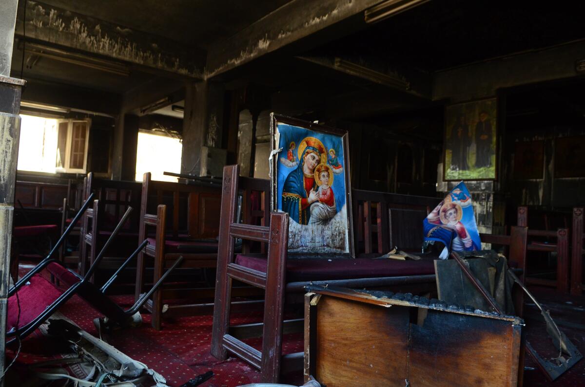 Muebles quemados luego de un incendio dentro de la iglesia copta en El Cairo, Egipto, que dejó al menos 40 muertos