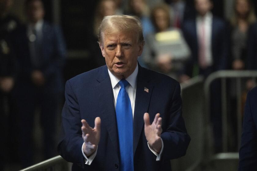 El expresidente Donald Trump habla con los medios de comunicación tras el primer día de alegatos en su juicio en Nueva York, el lunes 22 de abril de 2024. (Victor J. Blue/The Washington Post via AP, Pool)