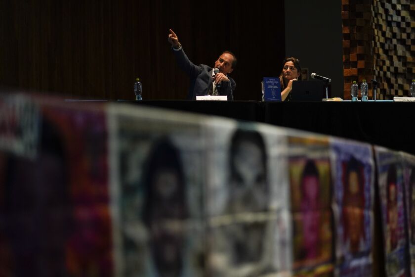 Carlos Beristain y Ángela Buitrago asisten a una conferencia de prensa del Grupo Interdisciplinario de Expertos Independientes en la Ciudad de México, el martes 25 de julio de 2023. (AP Foto/Eduardo Verdugo)