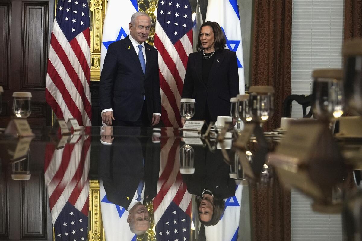 La vicepresidenta Kamala Harris, a la derecha, y el primer ministro israelí Benjamin 
