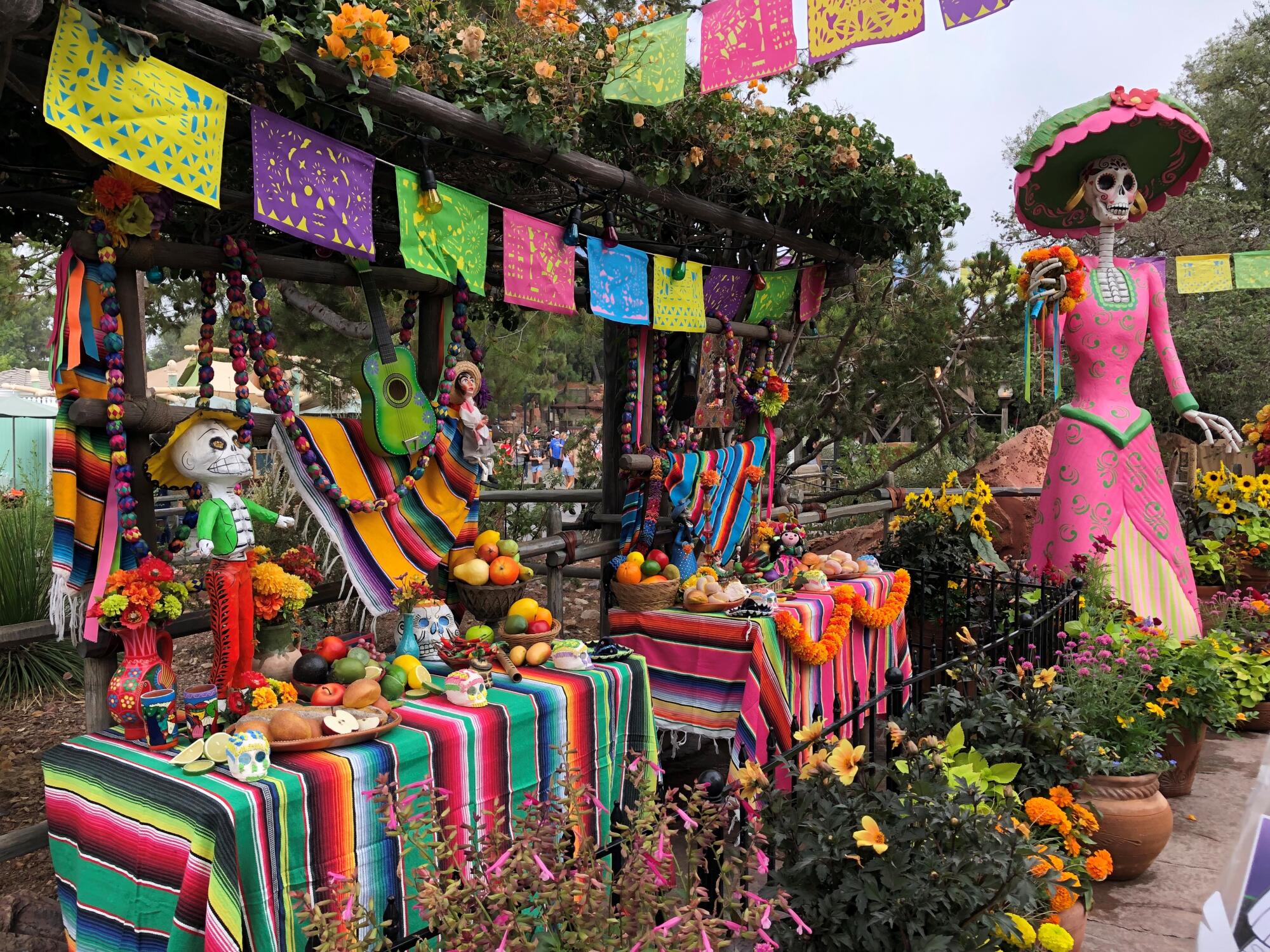 En el área del Zócalo Park de Disneyland se exhibe de manera habitual altares por el Día de los Muertos