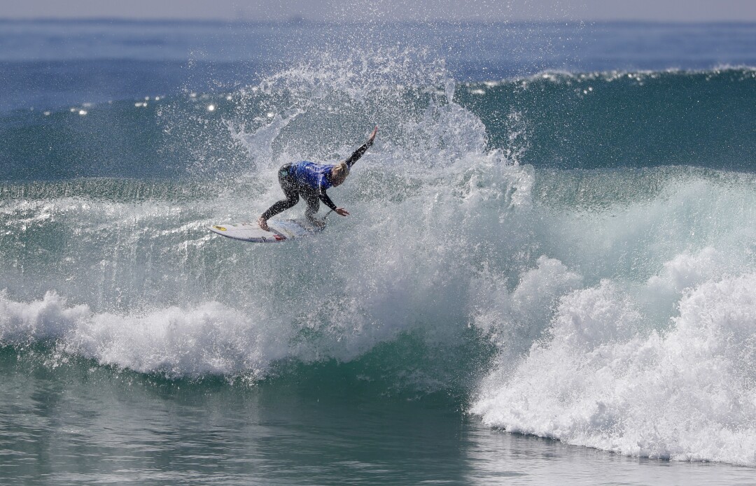 La finaliste féminine Tatiana Weston surfe lors de la finale de la Ligue mondiale de surf.