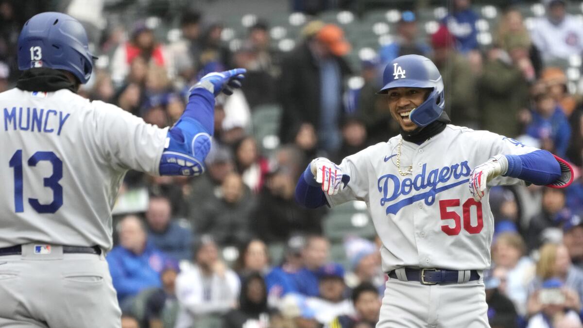 Julio Urías loses third straight outing, Dodgers back at .500 - Los Angeles  Times
