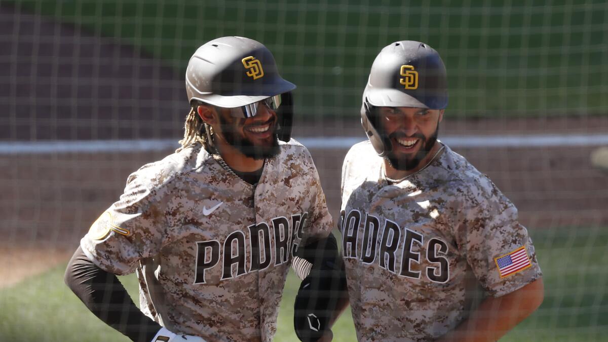 Hosmer delivers late for Padres in 5-2 win over Dodgers