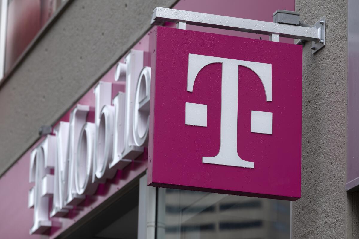 En esta imagen de archivo, el logo de T-Mobile visto en un local de la marca, el 14 de octubre de 2022, en Boston.