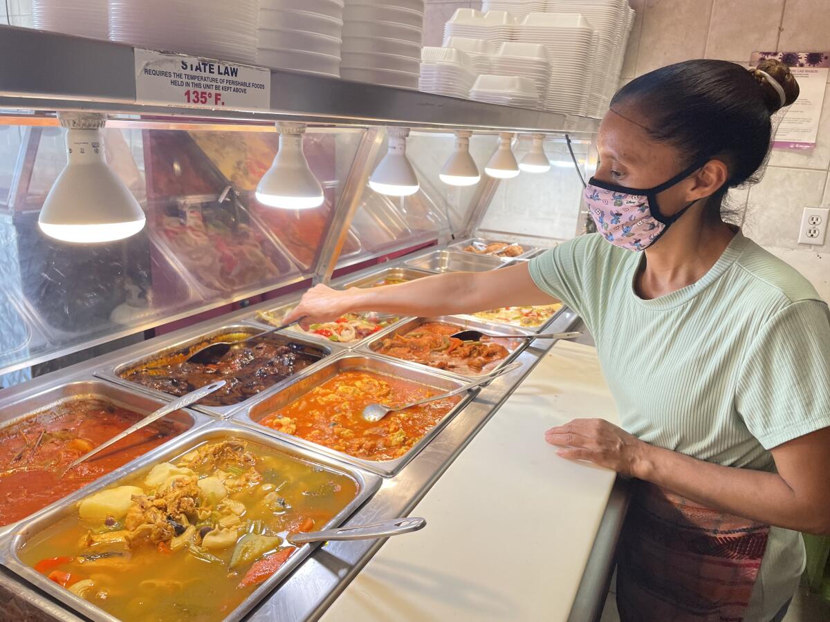 Maribel Celidón, empleada de Mayan Restaurant, muestra algunos de los platillos.