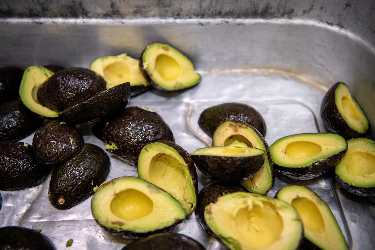 Aguacates en rodajas dentro de un recipiente.