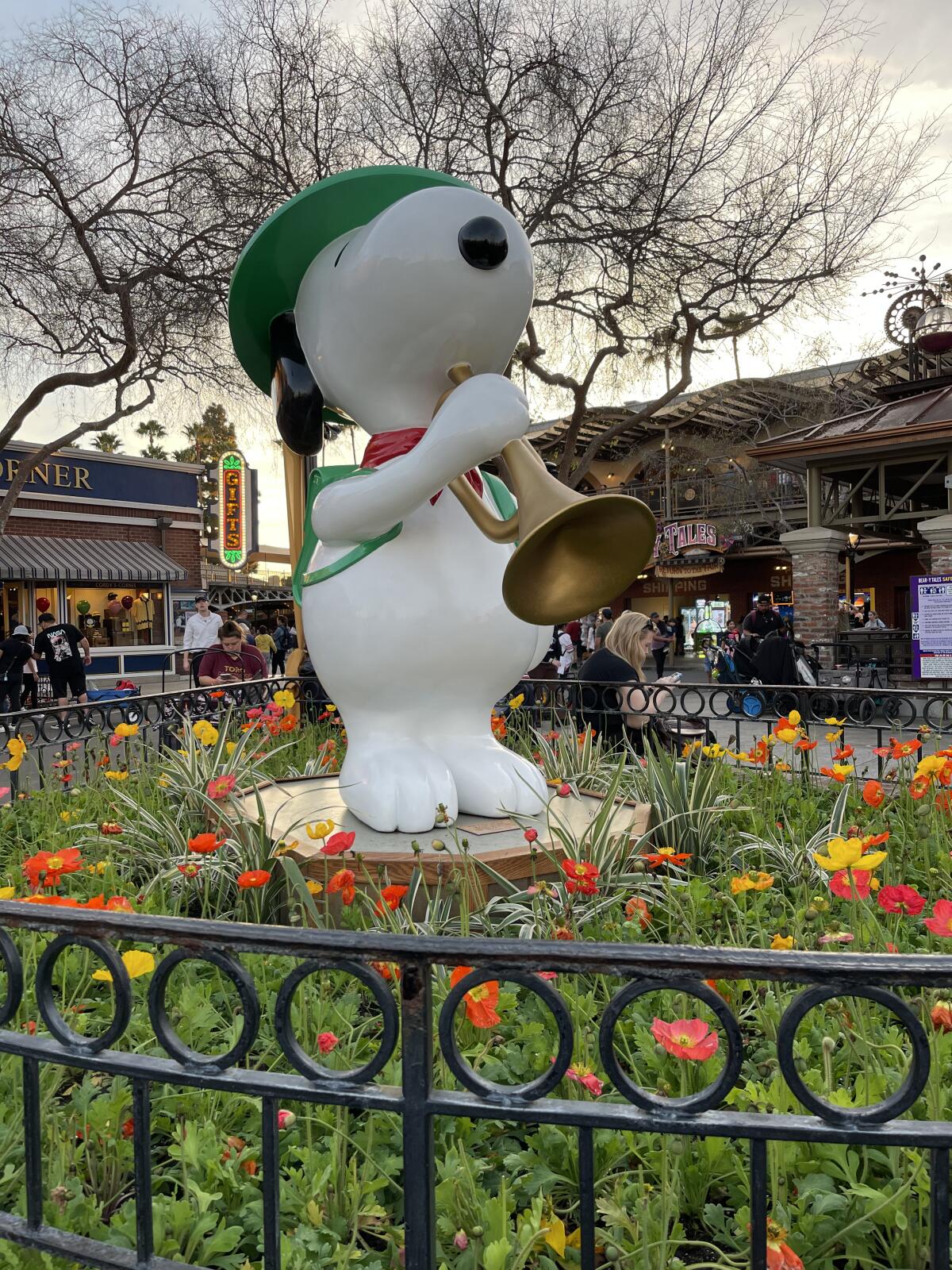 A statue shows Snoopy playing the bugle. 