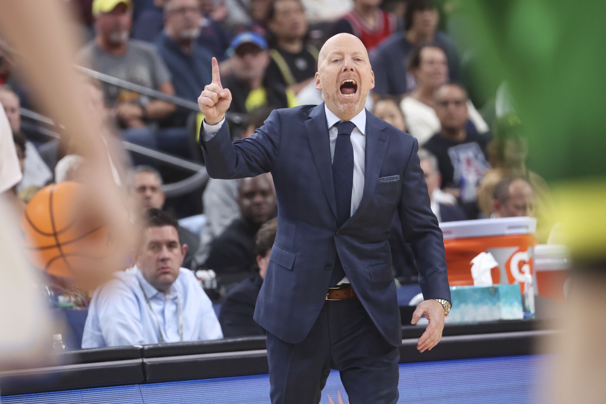 UCLA koçu Mick Cronin, Oregon galibiyeti sırasında oyuncularına bağırarak talimat veriyor.